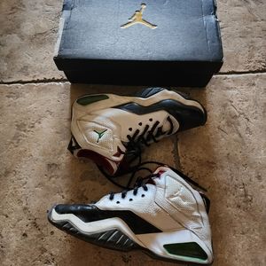 Jordan B ‘Loyal White Pine Green Red Black Youth Size 8.5 Used